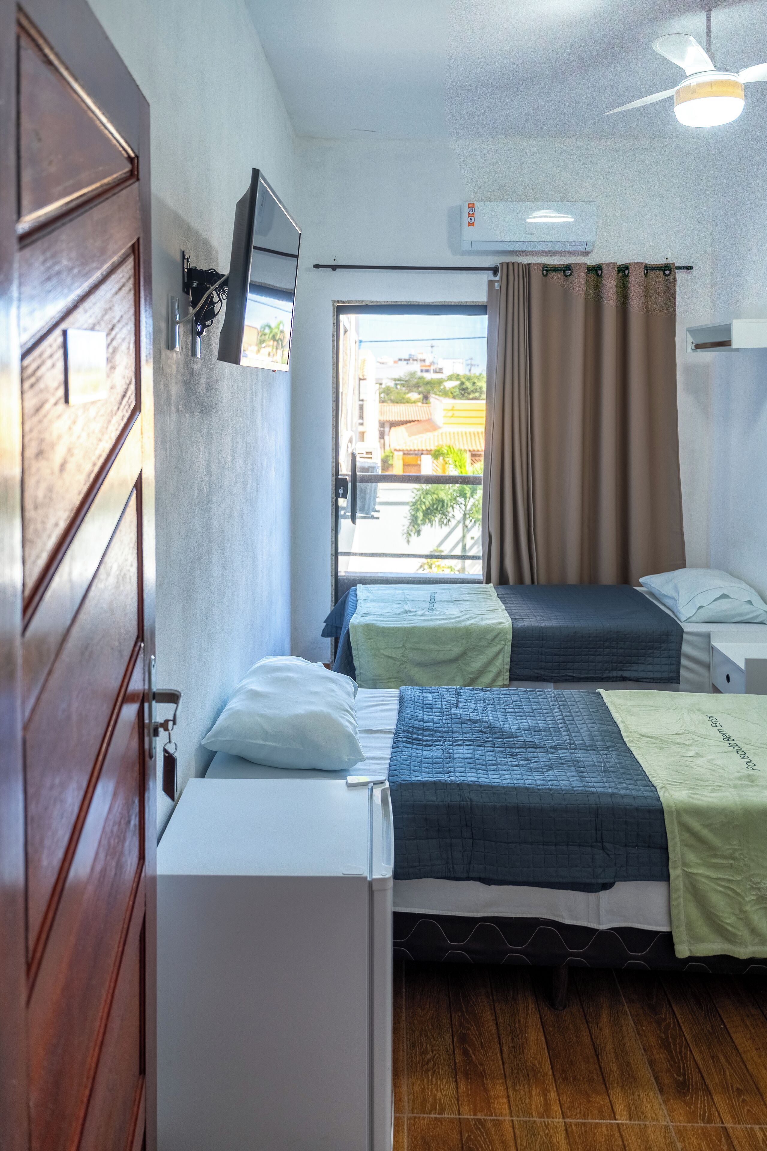 Quarto triplo, 3 camas de solteiro, varanda | Wi-Fi de cortesia