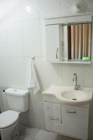 Chuveiro, toalhas de banho