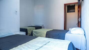 Quarto triplo, 3 camas de solteiro, varanda | Wi-Fi de cortesia