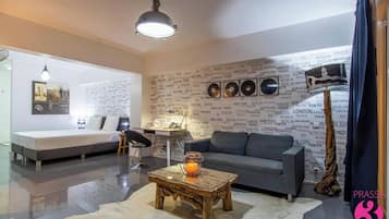 Suíte superior, sacada, vista para o pátio | 1 quarto, cofres nos quartos, individualmente decorados, escrivaninha