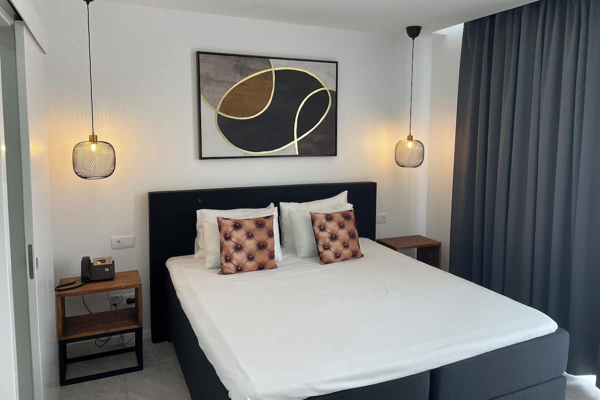 Standard-Doppelzimmer | 1 Schlafzimmer, Zimmersafe, individuell dekoriert, Schreibtisch