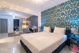 Suite superior, balcón, vistas al patio | Caja fuerte, escritorio, cortinas opacas y tabla de planchar con plancha