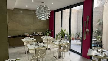 Café da manhã continental grátis todos os dias