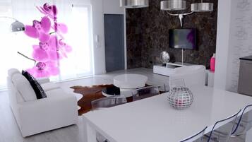 Presidentiële suite, balkon, uitzicht op de stad | Een kluis op de kamer, individueel gedecoreerd, een bureau