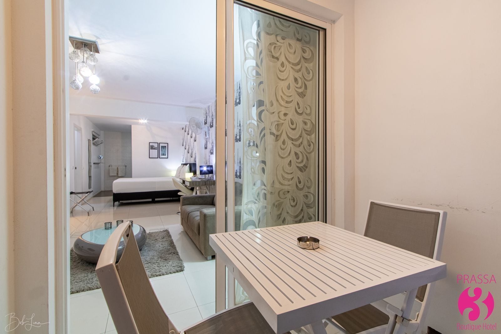 Une chambre d’hôtel moderne équipée d’un lit, d’un bureau, d’une chaise et d’une table à manger.