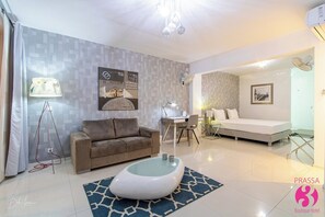 Superior-Suite, Balkon, Blick auf den Innenhof | Zimmersafe, individuell dekoriert, Schreibtisch, Verdunkelungsvorhänge