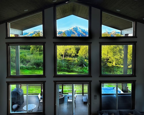 Alaskan Winter Wonderland: Snow, Hot Tub & Magic!