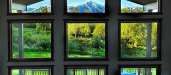 Alaskan Winter Wonderland: Snow, Hot Tub & Magic!