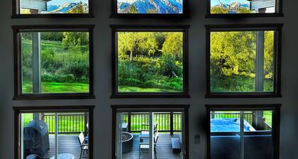 Alaskan Winter Wonderland: Snow, Hot Tub & Magic!