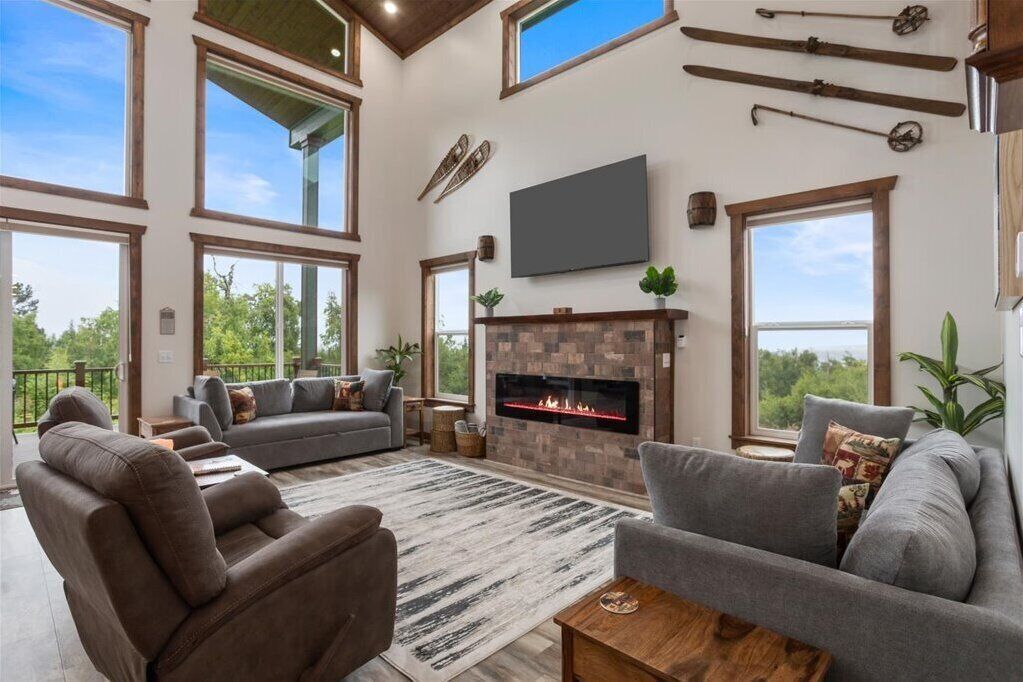 Smart-tv, een open haard en boeken