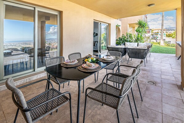 屋外ダイニングエリア