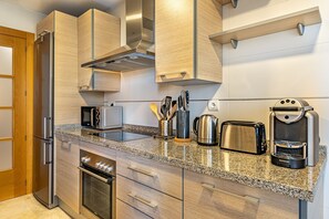 Jääkaappi, mikroaaltouuni, uuni, astianpesukone