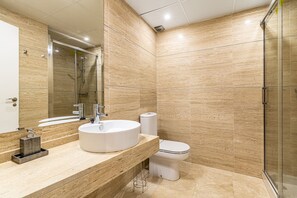 Douche, séchoir à cheveux, serviettes fournies, papier de toilette