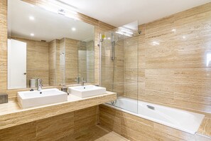 Dusche, Haartrockner, Handtücher, Toilettenpapier