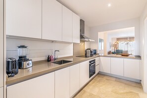 ثلاجة، ميكروويف، فرن، غسالة أطباق