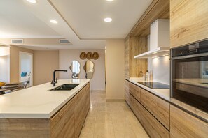 Geladeira, micro-ondas, fogão, lava-louças