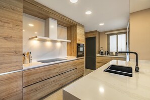 Kühlschrank, Mikrowelle, Ofen, Geschirrspüler