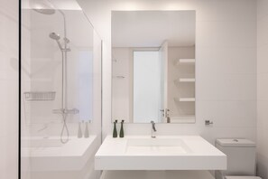 Dusche, Haartrockner, Handtücher, Toilettenpapier