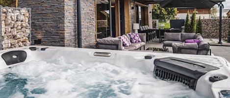 6 bedrooms, desk, Internet