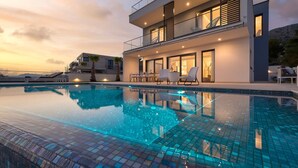 Un edificio moderno de dos pisos con piscina.