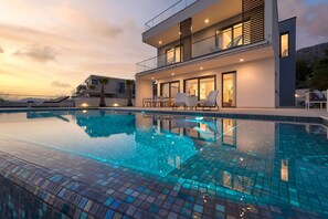 Un edificio moderno de dos pisos con piscina.