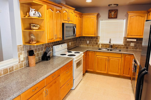 Køleskab, mikrobølgeovn, ovn, kogeplade