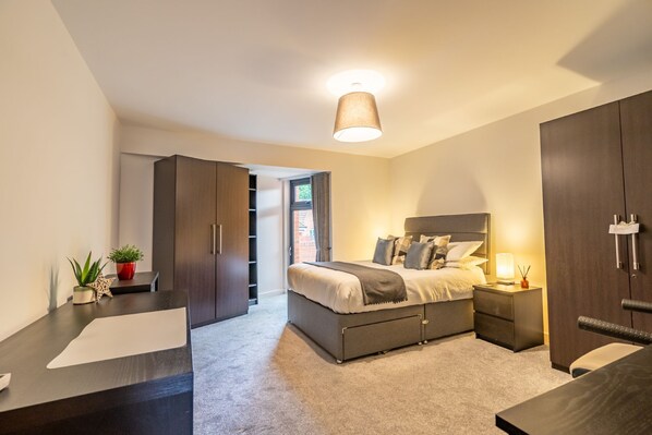 2 bedrooms, iron/ironing board, internet
