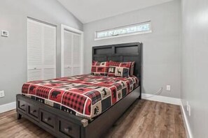 2 bedrooms, iron/ironing board, WiFi, bed sheets - Dupont Lodge- BBQ, fire pit, 7 min to beach (St. Johns County)