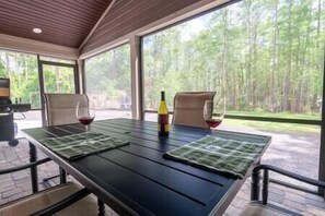 Dining - Dupont Lodge- BBQ, fire pit, 7 min to beach (St. Johns County)