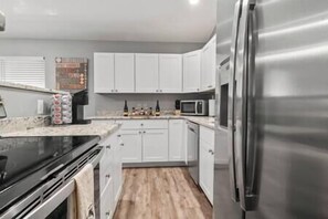 Fridge, microwave, oven, stovetop - Dupont Lodge- BBQ, fire pit, 7 min to beach (St. Johns County)