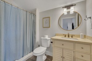 Douche, sèche-cheveux, serviettes fournies, savon