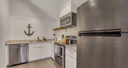 Charming Old Town Bluffton Carriage Home