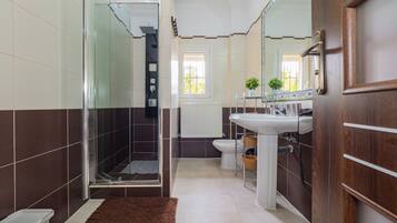 Shower, hair dryer, towels