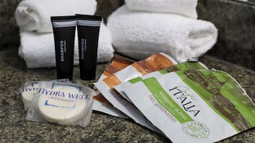 Single Room, 1 King Bed | Bathroom | Free toiletries