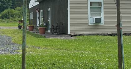 Charming 3-bedroom rental, centrally located, Dark Skies, UTV trails & more.