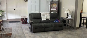 Charming 3-bedroom rental, centrally located, Dark Skies, UTV trails & more.