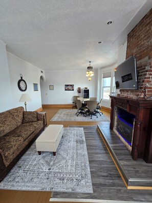 Smart TV, fireplace