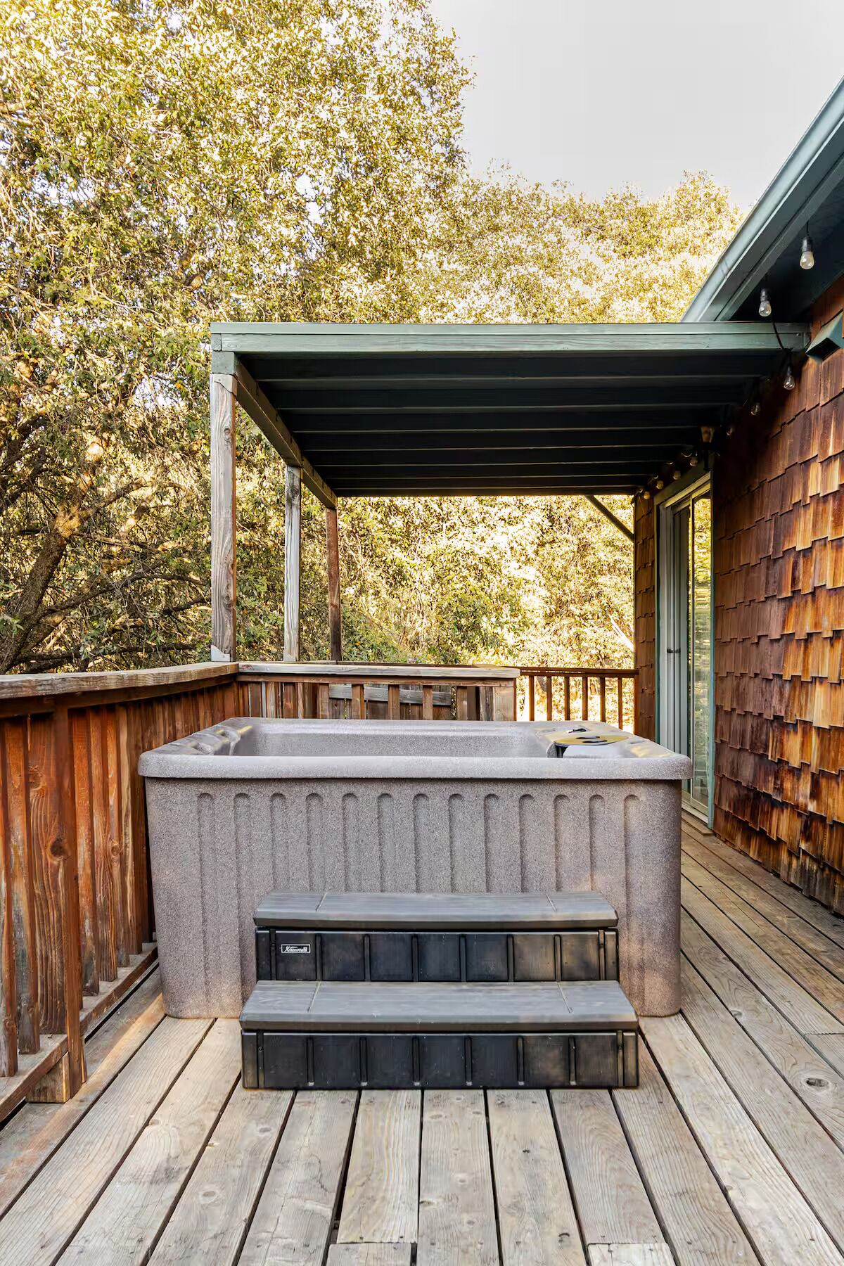 Outdoor spa tub