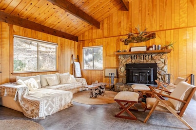 Cozy 2-bedroom cabin with sauna outside of Yosemite 