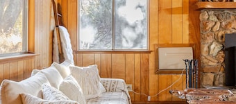 Cozy 2-bedroom cabin with sauna outside of Yosemite 