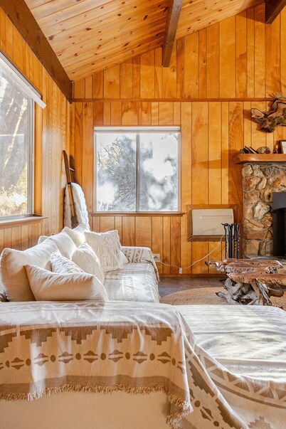 Cozy 2-bedroom cabin with sauna outside of Yosemite