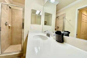 Douche, sèche-cheveux, serviettes fournies, savon