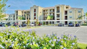 Un hôtel à plusieurs étages avec un parking situé à l’avant.