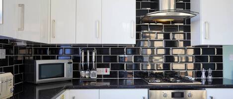 Refrigerador, microondas, horno, placa de cocina