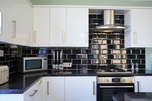 Een koelkast, een magnetron, een oven, een kookplaat