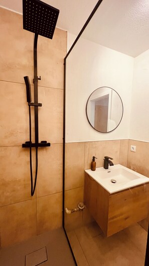 Douche, sèche-cheveux, serviettes fournies, savon