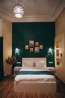 Minibar, escritorio, espacio para trabajar con laptop y wifi gratis