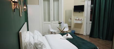 Habitación doble Deluxe, balcón, vista a la ciudad | Minibar, escritorio, espacio para trabajar con laptop y wifi gratis
