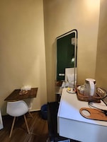 Minibar, escritorio, espacio para trabajar con laptop y wifi gratis