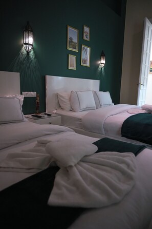 Habitació triple Deluxe, balcó, vistes a la ciutat | Minibar, escriptori i espai de treball apte per a portàtils 